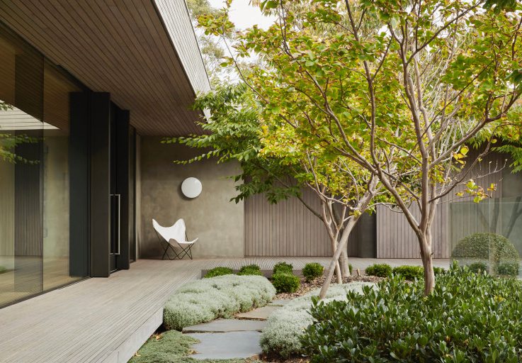 Courtyards in architecture are a great way to bring outside light in. Connecting living spaces with nature, here's why they should be in your home design. Courtyard House by Inarc Architects