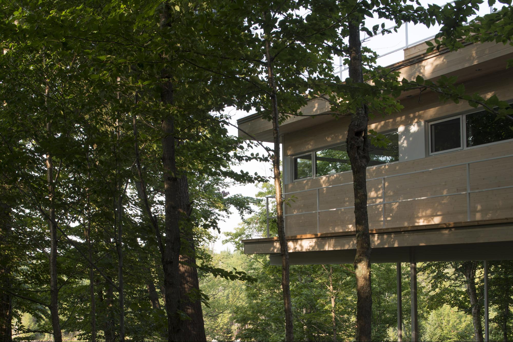 Beautiful modern cottage designed by Atelier Pierre Thibault