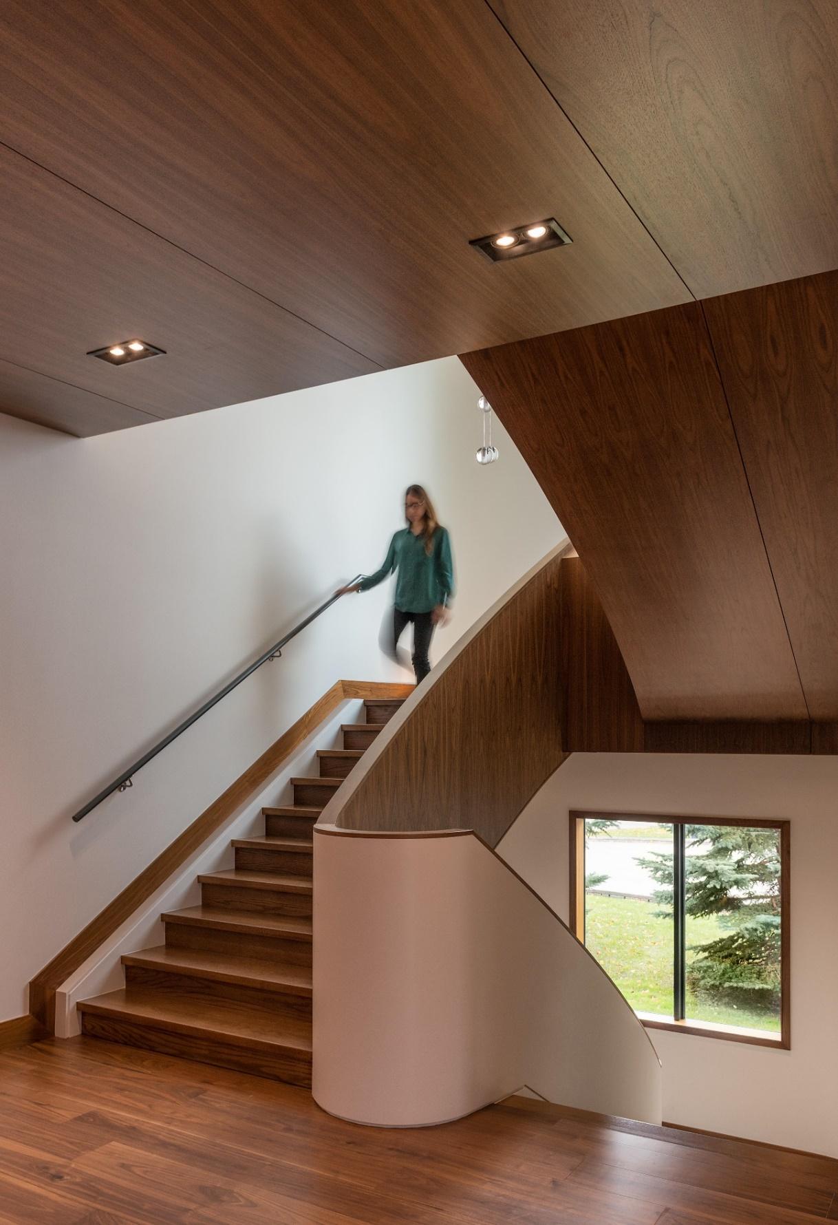 Casa Cascade, PHILLIPS offers a series of lighting solutions under its HUE brand umbrella that can be controlled through an app that allows you to set your mood at will. Plan out your routines in your mind so they can be actualized in a building.